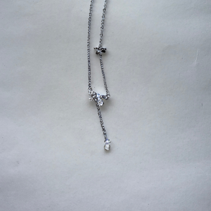 Collar con dije de lazo brillante | Plateado