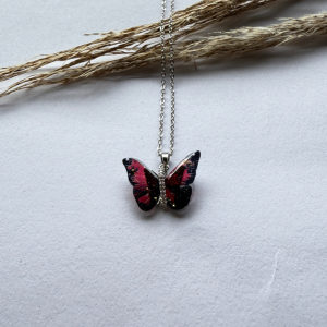 Collar con dije mariposa roja | Plateado