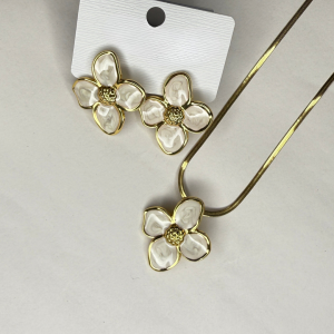 Conjunto Aretes + Cadena margarita blanca | Dorado